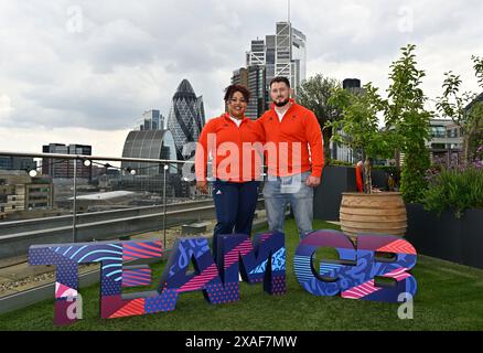 City Of London, Gbr. Juni 2024. City of London. GBR. Juni 2024. TeamGB Gewichtheben Team Ankündigung. 250 bischofsgate. City of London. (l bis r) Emily Campbell (Team GB ausgewählt Gewichtheben-Athlet) und Stuart Martin (British Gewichtheben, Head of Performance) während der Team GB Gewichtheben Team Ankündigung für die Paris24 Olympics in Nat West, 250 Bishopsgate, London, UK. Quelle: Sport In Pictures/Alamy Live News Stockfoto