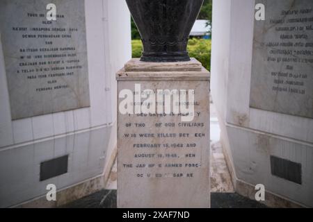 Das zentrale Stück des Denkmals im war Memorial Park in Singapur, verwitterter englischer Text zum Gedenken an die Zivilisten, die im zweiten weltkrieg von den japanern getötet wurden Stockfoto