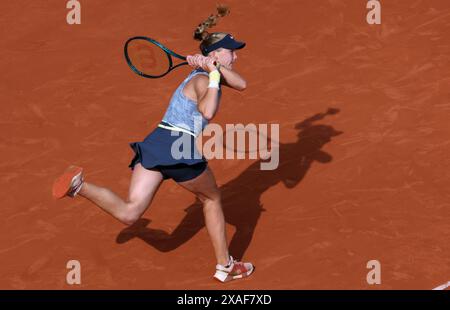 Paris, Frankreich. Juni 2024. Mirra Andreeva spielt gegen Jasmine Paolini, Italien, während des Halbfinalspiels bei den French Tennis Open in Roland Garros in Paris, Frankreich, am Donnerstag, den 6. Juni 2024. Paolini gewann 6-1 mit 6:3 und qualifizierte sich für das Finale. Foto: Maya Vidon-White/UPI Credit: UPI/Alamy Live News Stockfoto