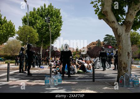 Madrid, Spanien. Juni 2024. Eine Gruppe von Polizisten umgibt mehrere Studenten in einem pro-palästinensischen Lager. Die Nationalpolizei entfernte hundert Studenten von der Complutense University, die Zelte für das palästinensische Lager in der Mitte der Straße errichtet hatten. (Foto: David Canales/SOPA Images/SIPA USA) Credit: SIPA USA/Alamy Live News Stockfoto