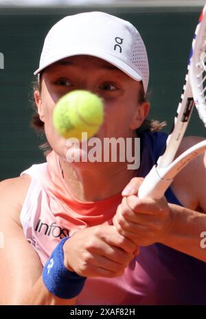 Paris, Frankreich. Juni 2024. IgA Swiatek aus Polen spielt gegen Coco Gauff aus den USA während des Halbfinalspiels bei den French Tennis Open in Roland Garros in Paris am Donnerstag, den 6. Juni 2024. Swiatek gewann mit 6:2, 6-4 und qualifizierte sich für das Finale. Foto: Maya Vidon-White/UPI Credit: UPI/Alamy Live News Stockfoto