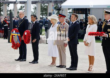 Die britische Königin Camilla (3L), der britische König Karl III. (4R), der französische Präsident Emmanuel Macron (3R), Brigitte Macron (2R) und der britische Premierminister Rishi Sunak (2L) nehmen an der Gedenkfeier der Royal British Legion zum 80. Jahrestag der Landung der Alliierten in der Normandie im Zweiten Weltkrieg stattfindenden D-Day-Feierlichkeiten Teil. am 6. Juni 2024 am British Normandie Memorial in der Nähe des Dorfes Ver-sur-Mer mit Blick auf Gold Beach und Juno Beach im Nordwesten Frankreichs. Die D-Day-Zeremonien am 6. Juni dieses Jahres begehen den 80. Jahrestag Stockfoto