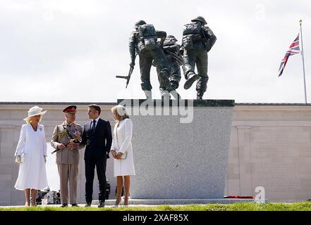 Normandie, Frankreich. Juni 2024. Der britische König Karl III. (2R), der französische Präsident Emmanuel Macron (2L), die britische Königin Camilla (R) und die Frau des französischen Präsidenten Brigitte Macron halten während des britischen Verteidigungsministeriums und der Gedenkfeier der Royal British Legion zum 80. Jahrestag der Landung der Alliierten im Zweiten Weltkrieg in der Normandie eine Pause ein, am 6. Juni 2024, am Thureday, am 2. Weltkrieg, in der Nähe des Dorfes Ver-sur-Mer, das Gold Beach und Juno Beach im Nordwesten Frankreichs überblickt. Foto der Botschaft Frankreich in den USA/UPI. Quelle: UPI/Alamy Live News Stockfoto