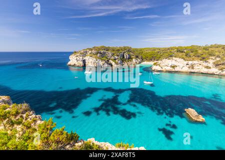 Macarella Strand an der Küste Menorcas, wunderschöne Küstenlandschaft, weiße Klippen, türkisfarbenes Meer, malerischer Ort für einen Urlaub in Spanien Stockfoto