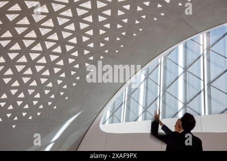 Jemand, der ein Foto vom Design der Dachbeleuchtung macht. Hauptsitz der BEEAH, Sharjah, Vereinigte Arabische Emirate. Architekt: Zaha Hadid Architects, 2022. Stockfoto