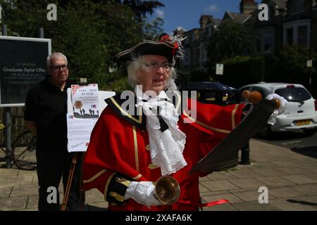 80. JAHRESTAG DES D-DAY, Mitglieder der Royal British Legion Chris Mabbott, Brian Handy verkaufen Gedenkabzeichen und Town Crier, Marjorie Dodds las D-Day Proclamation, Jesmond, Acorn Road, Newcastle upon Tyne, Großbritannien, Juni 2024, Credit:DEW/Alamy Live News Stockfoto