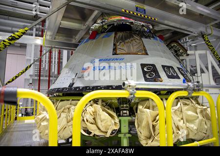 Cape Canaveral, Florida, USA. Dezember 2019. Die Boeing CST-100 Starliner ist wieder zu Hause in der kommerziellen Crew- und Cargo Processing Facility des Unternehmens und wird nach ihrem ersten Flug im Rahmen des kommerziellen Crew-Programms der NASA, bekannt als Orbital Flight Test, inspiziert. Starliner startete am Freitag, den 20. Dezember 2019 auf der Cape Canaveral Air Force Station (CCAFS) in Florida auf einer Atlas-V-Rakete der United Launch Alliance vom Space Launch Complex 41. Die Mission landete zwei Tage später am Sonntag, dem 22. Dezember, erfolgreich und absolvierte einen abgekürzten Test, der mehrere Missionen objektiv durchführte Stockfoto