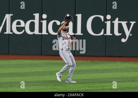 Arlington, Texas, USA. Juni 2024. Riley Greene (31), Outfield der Detroit Tigers, spielt einen Fliegenball während eines Spiels zwischen den Detroit Tigers und den Texas Rangers auf dem Globe Life Field in Arlington, Texas. Freddie Beckwith/CSM/Alamy Live News Stockfoto