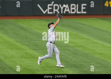 Arlington, Texas, USA. Juni 2024. Riley Greene (31), Outfielderin der Detroit Tigers, spielt einen Fliegenball während eines Spiels zwischen den Detroit Tigers und den Texas Rangers im Globe Life Field in Arlington, Texas. Freddie Beckwith/CSM/Alamy Live News Stockfoto