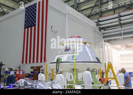 KSC, Florida, USA. November 2018. Am 12. November 2018 bereiten Techniker und Ingenieure in der Commercial Crew and Cargo Processing Facility (C3PF) des Kennedy Space Center der NASA in Florida den CST-100 Starliner des Unternehmens für den Transport zu den Testeinrichtungen des Unternehmens in El Segundo, Kalifornien, vor. Das Raumschiff ist dazu bestimmt, Astronauten im Boeing Crew Flight Test (CFT) im Rahmen des Commercial Crew Program (CCP) der NASA zur Internationalen Raumstation zu fliegen. Der Starliner wird eine Reihe von Umwelttests durchlaufen, um zu simulieren, was das Raumfahrzeug erleben wird Stockfoto