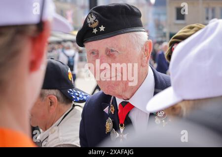 Arromanches-Les Baine In der Küstenstadt Arromanches findet Ein ergreifender Service zum 80. Jahrestag der Landung des D-Tages statt. Eine Gruppe von Veteranen des 2. Weltkriegs, die letzten, sind anwesend, um dem Gedenken an die Soldaten zu gedenken, die die ersten Monate des alliierten Feldzugs, die Landungen am D-Day und die Schlacht in der Normandie nicht überlebten. Quelle: Casper Farrell/Alamy News Stockfoto