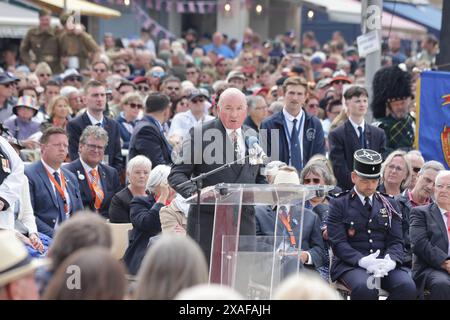 Arromanches-Les Baine. Lord Richard Dannatt leitet Gedenkfeiern in Frankreich. In der Küstenstadt Arromanches findet ein ergreifender Gottesdienst zum 80. Jahrestag der Landungen des D-Tages statt. Eine Gruppe von Veteranen des 2. Weltkriegs, die letzten, sind anwesend, um dem Gedenken an die Soldaten zu gedenken, die die ersten Monate des alliierten Feldzugs, die Landungen am D-Day und die Schlacht in der Normandie nicht überlebten. Quelle: Casper Farrell/Alamy News Stockfoto