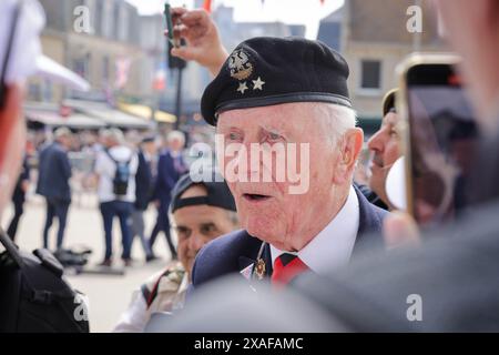 Arromanches-Les Baine In der Küstenstadt Arromanches findet Ein ergreifender Service zum 80. Jahrestag der Landung des D-Tages statt. Eine Gruppe von Veteranen des 2. Weltkriegs, die letzten, sind anwesend, um dem Gedenken an die Soldaten zu gedenken, die die ersten Monate des alliierten Feldzugs, die Landungen am D-Day und die Schlacht in der Normandie nicht überlebten. Quelle: Casper Farrell/Alamy News Stockfoto