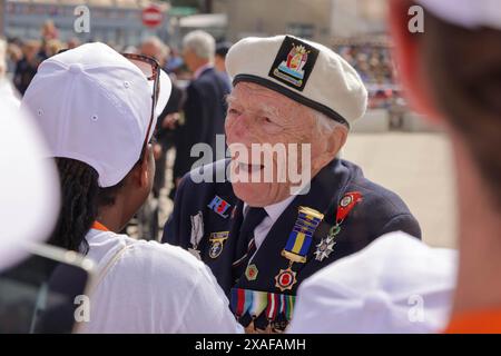 Arromanches-Les Baine. Der D-Day-Veteran Alec Penstone trifft auf liebevolle Menschenmassen. In der Küstenstadt Arromanches findet ein ergreifender Gottesdienst zum 80. Jahrestag der Landungen des D-Tages statt. Eine Gruppe von Veteranen des 2. Weltkriegs, die letzten, sind anwesend, um dem Gedenken an die Soldaten zu gedenken, die die ersten Monate des alliierten Feldzugs, die Landungen am D-Day und die Schlacht in der Normandie nicht überlebten. Quelle: Casper Farrell/Alamy News Stockfoto