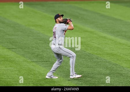 Arlington, Texas, USA. Juni 2024. Der Detroit Tigers-Outfielder Riley Greene (31) wirft den Ball ein, nachdem er während eines Spiels zwischen den Detroit Tigers und den Texas Rangers auf dem Globe Life Field in Arlington, Texas, einen Fang für ein Out gemacht hat. Freddie Beckwith/CSM/Alamy Live News Stockfoto