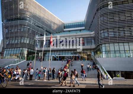 Nationalbibliothek von El Salvador an der Plaza Gerardo Barrios, auch bekannt als Civic Plaza, erbaut in Zusammenarbeit mit China und eröffnet 2023, Stockfoto