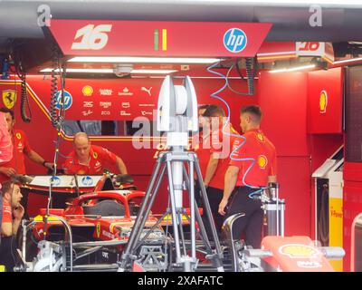 Montreal, Kanada. 6. Juni 2024. Scuderia Ferarri tem bereitet das Chales Leclerc SF-24 für das Formel-1-Rennen von Kanada vor. Stockfoto