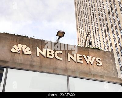 NBC News und Pfauenlogo, Außenansicht des Gebäudes, flacher Blick, Rockefeller Center, New York City, New York, USA Stockfoto