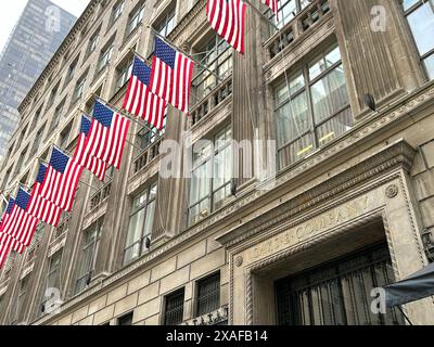 Saks Fifth Avenue Kaufhaus, Außenansicht des Gebäudes, flacher Blick, Fifth Avenue, New York City, New York, USA Stockfoto