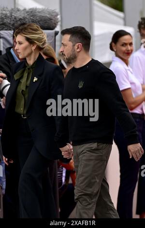 Zelenskys Frau, die ukrainische First Lady Olena Zelenska und der ukrainische Präsident Wolodymyr Zelensky, fotografiert während einer internationalen Zeremonie am Strand von Omaha im Rahmen der Gedenkfeier zum 80. Jahrestag der Landung in der Normandie am Donnerstag, den 06. Juni 2024, in Saint-Laurent-sur-Mer, Frankreich. Heute ist es genau 80 Jahre her, dass in der Normandie die Operation Overlord (D-Day) begann, die Operation der Alliierten gegen die Besetzung Westeuropas durch Nazi-Deutschland. Die Operation läutete das Ende des Zweiten Weltkriegs ein. BELGA FOTO DIRK WAEM Stockfoto