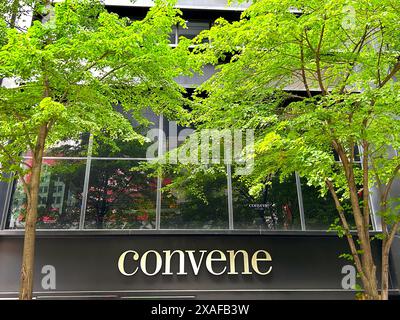 Convene, Premium-Büro- und Veranstaltungsfläche, Außenfassade und Firmenzeichen, New York City, New York, USA Stockfoto