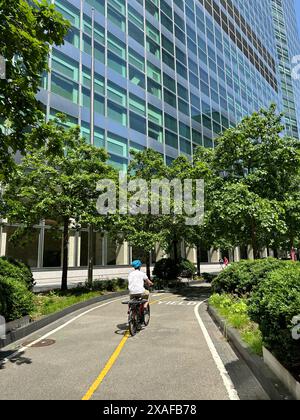 Radfahrer auf dem Radweg neben Goldman Sachs Global Headquarters, 200 West Street, New York City, New York, USA Stockfoto