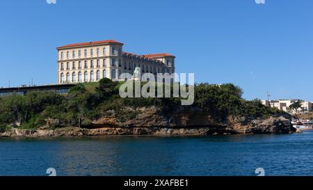 MARSEILLE, FRANKREICH - 19. MAI 2024: Blick über den alten Hafen in Richtung Palais du Pharo Stockfoto