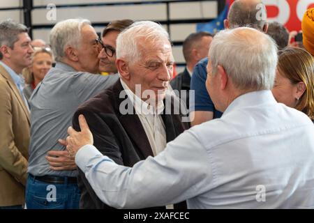 Barcelona, Spanien. Juni 2024. Die PSC veranstaltet die zentrale Wahlkampfkundgebung unter der Anwesenheit von Pedro Sánchez und Josep Borrell, mit einem Pavillon, der bis zum Rand gefüllt ist und mit Siegesgeist nach dem Sieg der katalanischen Wahlen gefüllt ist. El PSC celebra el mitin Central de Campaña con la presencia de Pedro Sánchez y Josep Borrell, con un Pabellón lleno a rebosar y con ánimos de victoria tras ganar las elecciones catalanas. Im Bild: josep borrell News Politics -Barcelona, Spanien donnerstag, 6. juni 2024 (Foto: Eric Renom/LaPresse) Credit: LaPresse/Alamy Live News Stockfoto