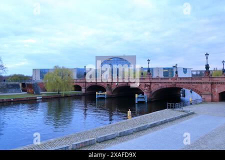 Berlin in Deutschland - 13. März 2024: Das Bundeskanzleramt im Regierungsbezirk Bundeskanzleramt an einem bewölkten Tag, von der Spree R aus gesehen Stockfoto