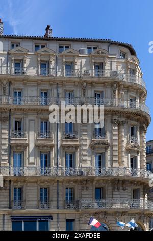 MARSEILLE, FRANKREICH - 19. MAI 2024: Außenansicht des attraktiven Apartmenthauses am Quai du Port Stockfoto