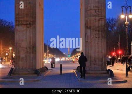 Berlin in Deutschland - 13. März 2024: Die prächtige Siegessäule vom Brandenburger Tor aus gesehen am Abend Stockfoto