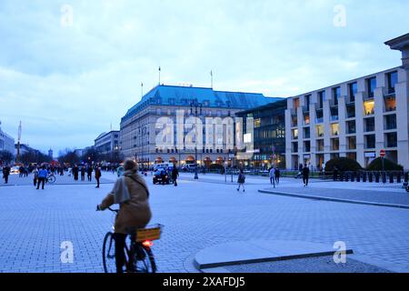 Berlin - 13. März 2024: Das Adlon Hotel, Menschen, die auf der Straße in der Nähe des Hotels spazieren gehen Stockfoto