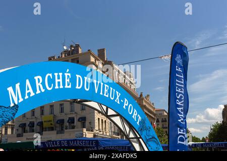 MARSEILLE, FRANKREICH - 19. MAI 2024: Schild für Markt im Hafen Stockfoto