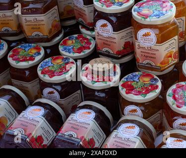 MARSEILLE, FRANKREICH - 19. MAI 2024: Gläser mit Marmelade und Marmelade auf einem Markt Stockfoto