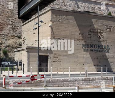 MARSEILLE, FRANKREICH - 19. MAI 2024: Außenansicht des Mémorial des déportations mit Schild Stockfoto