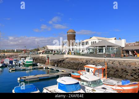 Caleta de Fuste, Fuerteventura in Spanien - 24. November 2023: Marina des Seehafens in der Ferienstadt am atlantik Stockfoto