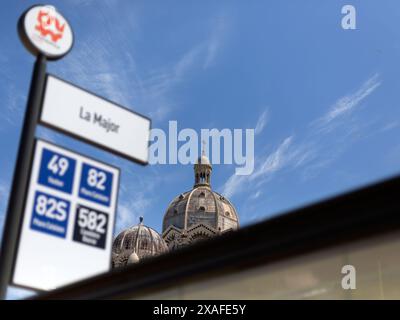 MARSEILLE, FRANKREICH - 19. MAI 2024: Außenansicht der Kathedrale von Marseille (Cathedrale de la Major) neben der Bushaltestelle mit Schild Stockfoto