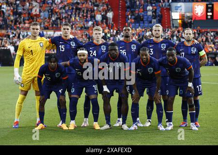 ROTTERDAM - (oberste Reihe l-r) holländischer Torhüter Bart Verbruggen , Micky van de Ven aus Holland, Jerdy Schouten aus Holland, Ryan Gravenberch aus Holland, Matthijs de Ligt aus Holland, Daley Blind aus Holland (unterste Reihe l-r) Jeremie Frimpong aus Holland, Memphis Depay aus Holland, Brian Brobbey aus Holland, Georginio Wijnaldum aus Holland, Lutshare Geertruida aus Holland während des Freundschaftsspiels zwischen den Niederlanden und Kanada im Feyenoord Stadium de Kuip am 6. Juni 2024 in Rotterdam, Niederlande. ANP MAURICE VAN STEEN Stockfoto