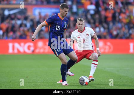 Rotterdam, Deutschland. Juni 2024. Fussball Laenderspiel Niederlande - Kanada am 06.06.2024 im Feyenoord Stadium in Rotterdam Micky van de Ven ( Niederlande ), vorne - Alistair Johnston ( Kanada ), hinten Foto: Revierfoto Credit: ddp Media GmbH/Alamy Live News Stockfoto