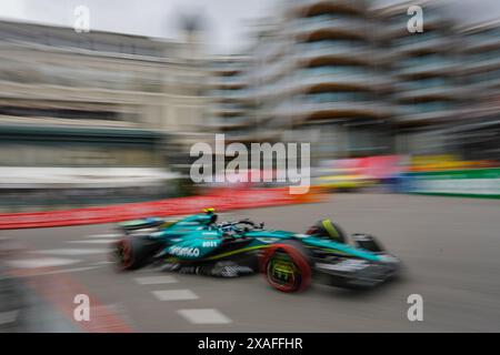 Monte Carlo, Fürstentum Monaco. Mai 2024. Formel 1 Grand Prix de Monaco auf dem Circuit de Monaco in Monte Carlo. Im Bild: Fernando Alonso (SPA) des Aston Martin Aramco F1 Teams in Aston Martin AMR24 während des ersten Trainings © Piotr Zajac/Alamy Live News Stockfoto