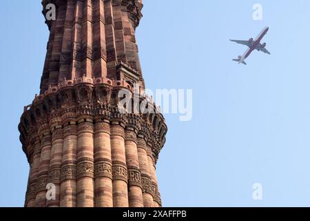 Delhi, Indien: Qutb Minar. Der Qutb Minar ist ein Siege- und Wachturm sowie ein Minarett im Qutb-Komplex Stockfoto