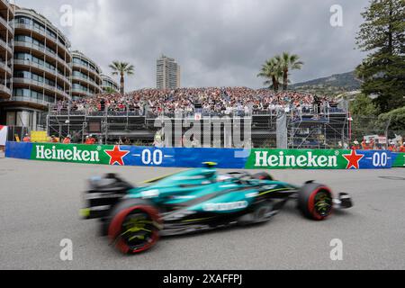 Monte Carlo, Fürstentum Monaco. Mai 2024. Formel 1 Grand Prix de Monaco auf dem Circuit de Monaco in Monte Carlo. Im Bild: Fernando Alonso (SPA) des Aston Martin Aramco F1 Teams in Aston Martin AMR24 in Tribune B am Casino Square während des ersten Trainings © Piotr Zajac/Alamy Live News Stockfoto