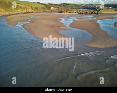 Ein Blick aus der Vogelperspektive über Sandbänke in der Mündung des Flusses Avon, bei Ebbe in der Nähe von Bigbury, Südküste von Devon, Großbritannien. Stockfoto