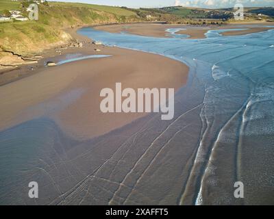 Ein Blick aus der Vogelperspektive über Sandbänke in der Mündung des Flusses Avon, bei Ebbe in der Nähe von Bigbury, Südküste von Devon, Großbritannien. Stockfoto