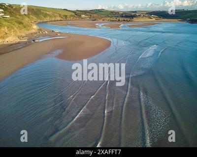 Ein Blick aus der Vogelperspektive über Sandbänke in der Mündung des Flusses Avon, bei Ebbe in der Nähe von Bigbury, Südküste von Devon, Großbritannien. Stockfoto