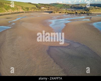 Ein Blick aus der Vogelperspektive über Sandbänke in der Mündung des Flusses Avon, bei Ebbe in der Nähe von Bigbury, Südküste von Devon, Großbritannien. Stockfoto