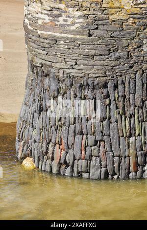 Detail einer alten Mauer; die Hafenmauer im Hafen von Boscastle, an der Atlantikküste von Cornwall, Großbritannien. Stockfoto
