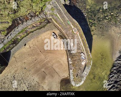 Ein Blick aus der Vogelperspektive direkt nach unten auf den Kai am Hafen von Boscastle an der Atlantikküste von Cornwall, Großbritannien. Stockfoto