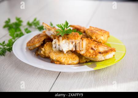 Knuspriges goldenes Fischfilet in Teig gebraten. Stockfoto