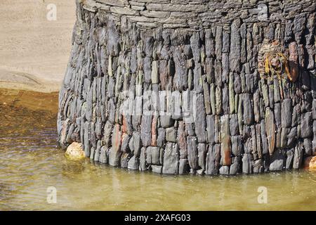 Detail einer alten Mauer; die Hafenmauer im Hafen von Boscastle, an der Atlantikküste von Cornwall, Großbritannien. Stockfoto